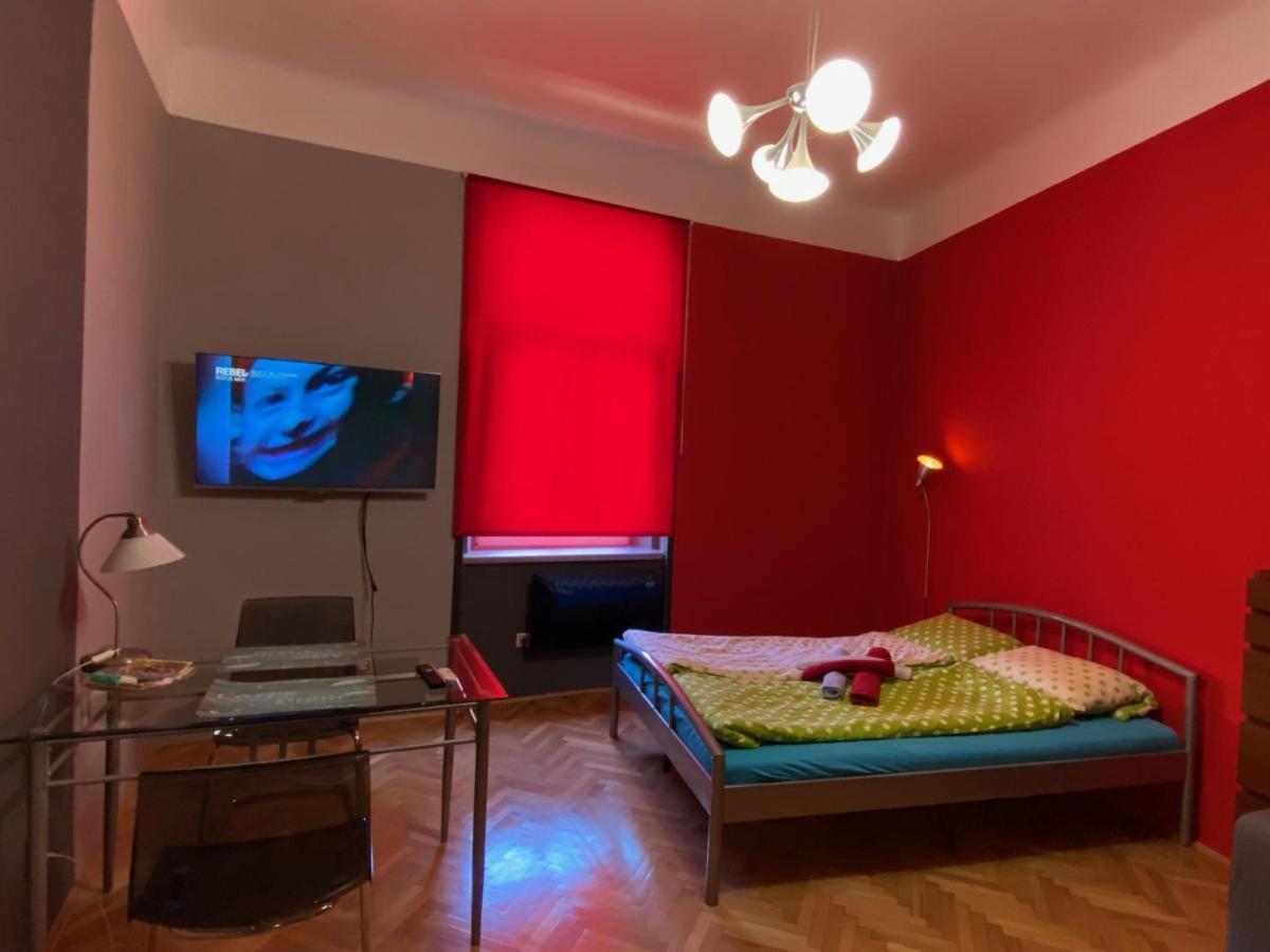 Apartment B42 Bed And Cafe Praha Bagian luar foto