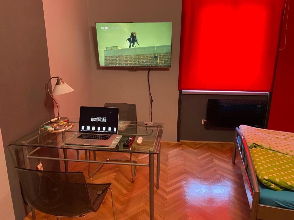 Apartment B42 Bed And Cafe Praha Bagian luar foto