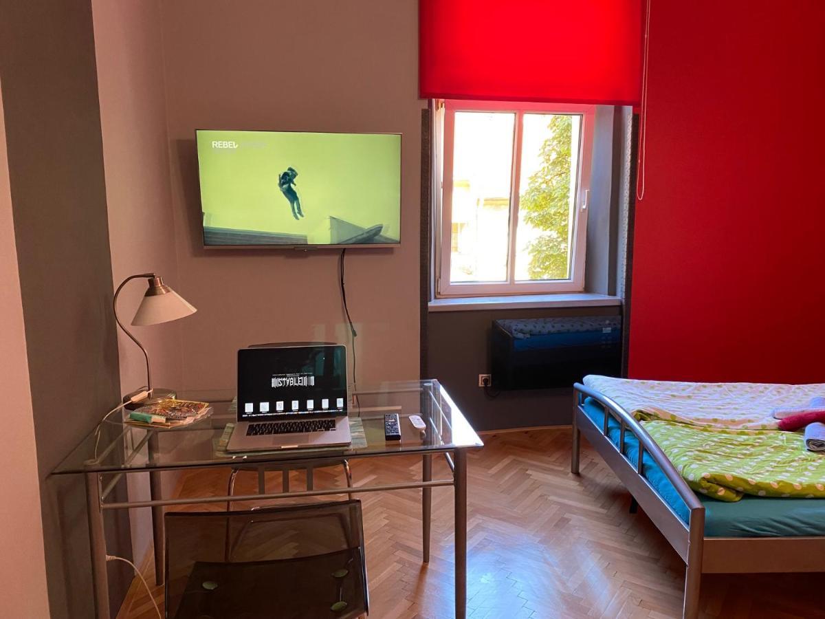 Apartment B42 Bed And Cafe Praha Bagian luar foto