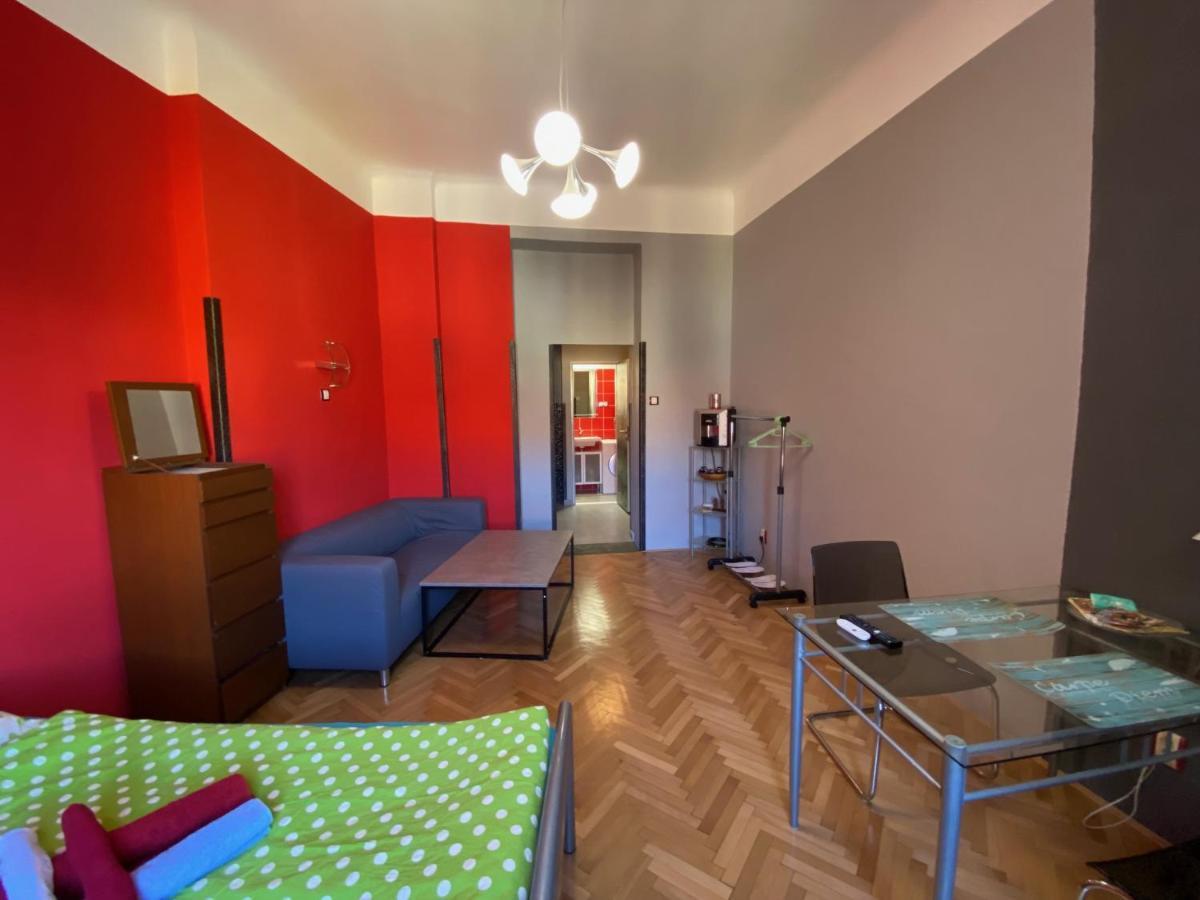 Apartment B42 Bed And Cafe Praha Bagian luar foto