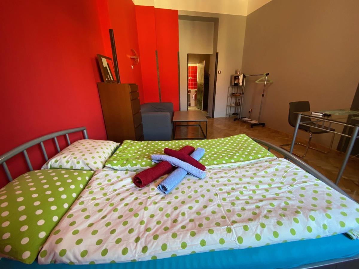 Apartment B42 Bed And Cafe Praha Bagian luar foto
