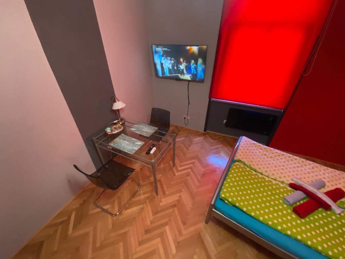 Apartment B42 Bed And Cafe Praha Bagian luar foto