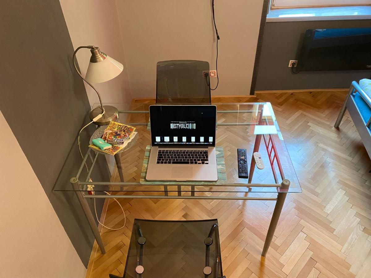 Apartment B42 Bed And Cafe Praha Bagian luar foto