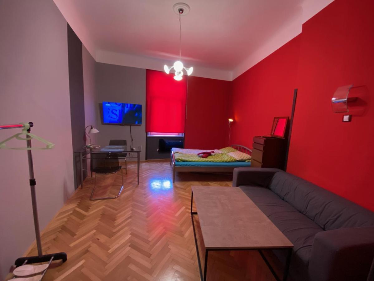 Apartment B42 Bed And Cafe Praha Bagian luar foto