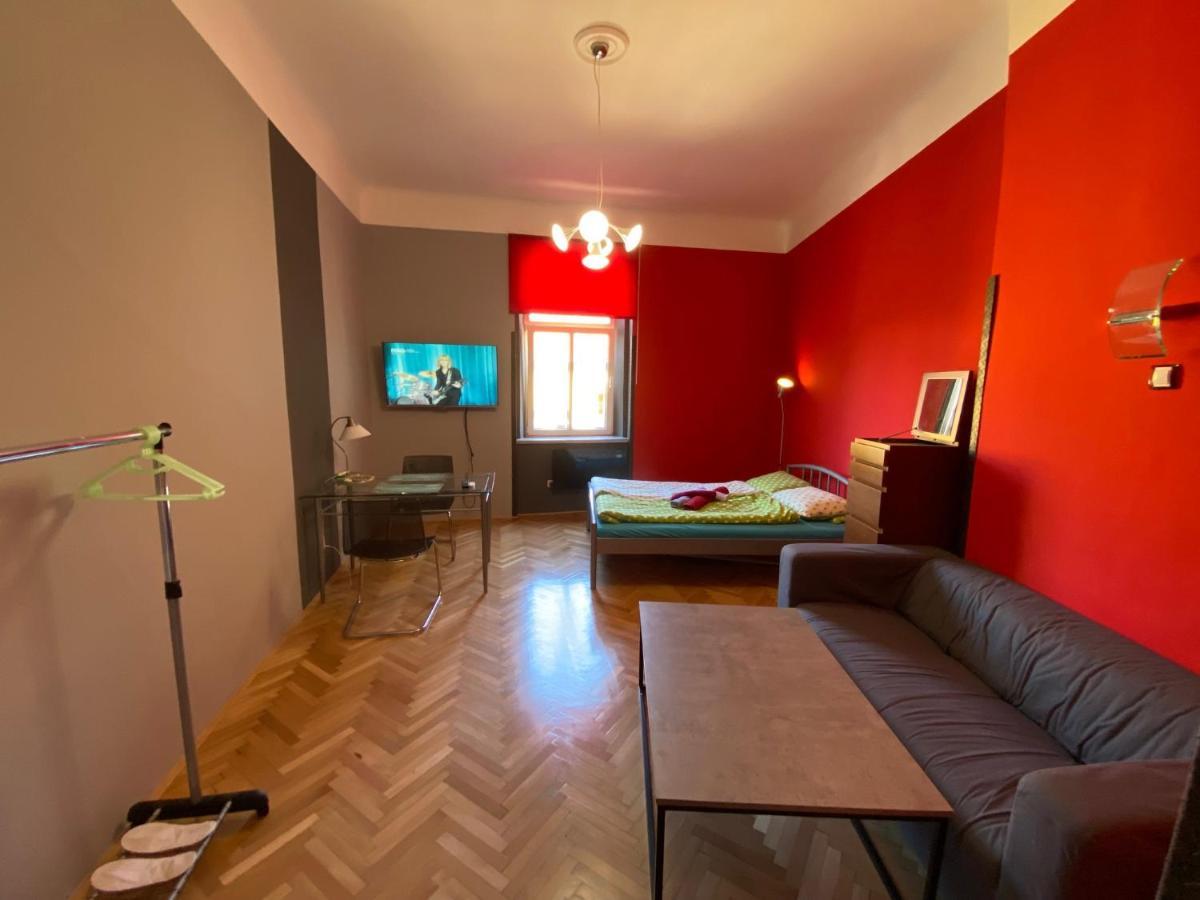 Apartment B42 Bed And Cafe Praha Bagian luar foto