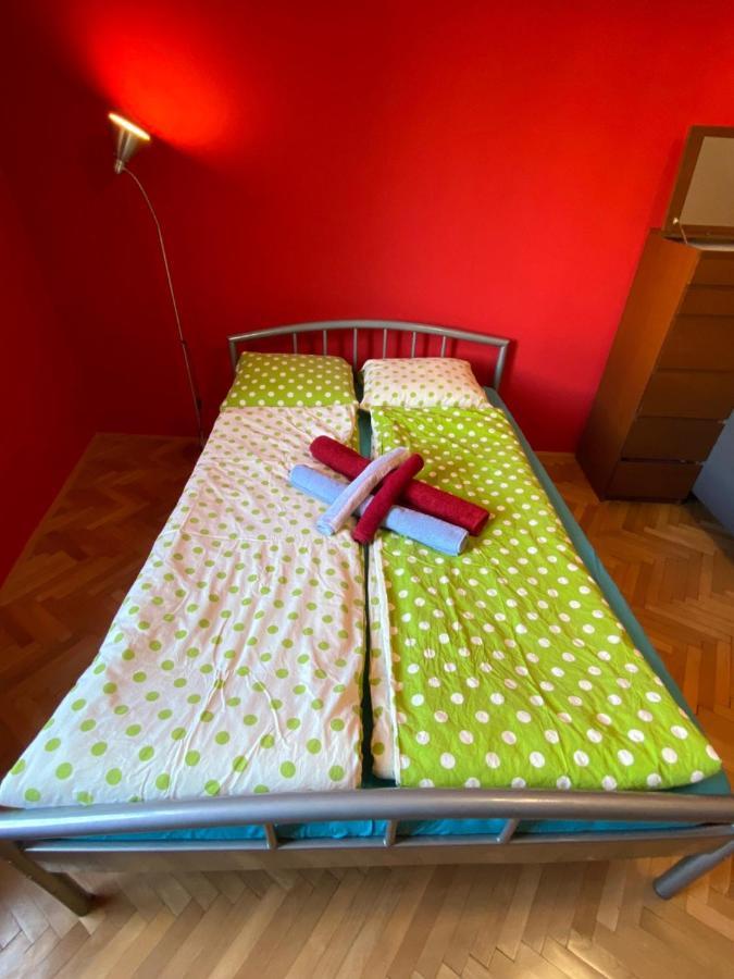 Apartment B42 Bed And Cafe Praha Bagian luar foto