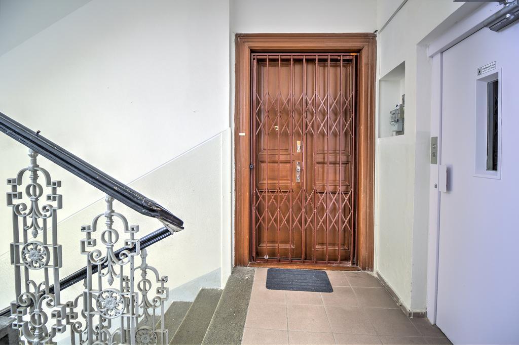 Apartment B42 Bed And Cafe Praha Bagian luar foto